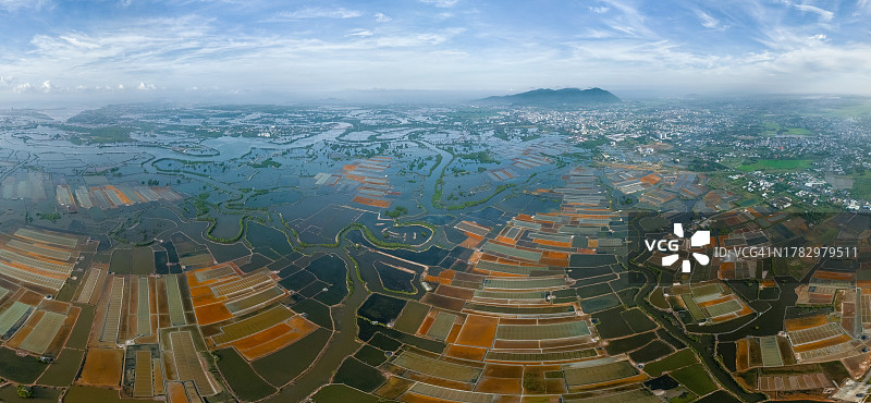 巴地头顿省隆田盐田和明潭山阳光航拍图片素材