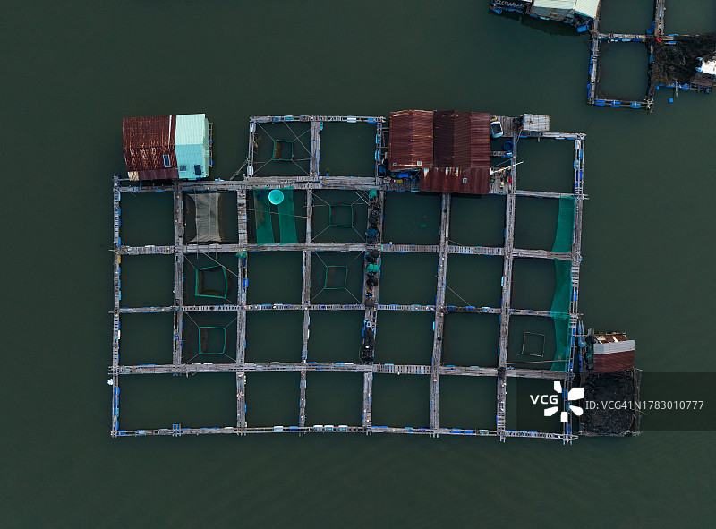 中国巴地头顿省龙山水产养殖筏村漂浮筏的抽象航拍照片，用于牡蛎和海鲜养殖图片素材