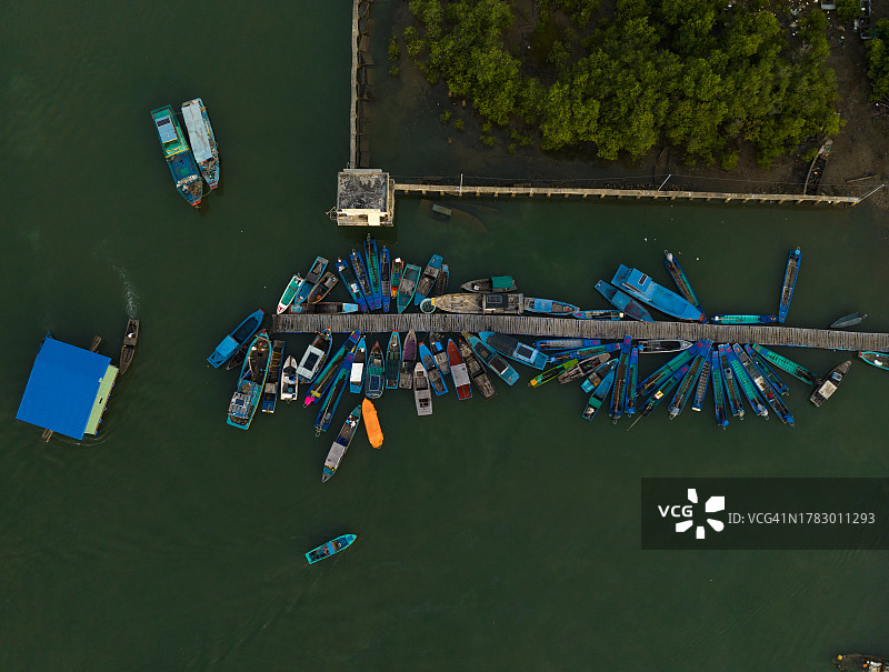 巴地头顿省渔船捕鱼归来后停靠的抽象航拍照片图片素材