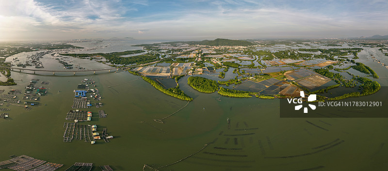 巴地头顿省隆山水产养殖筏村牡蛎和海鲜养殖漂浮筏全景照片图片素材