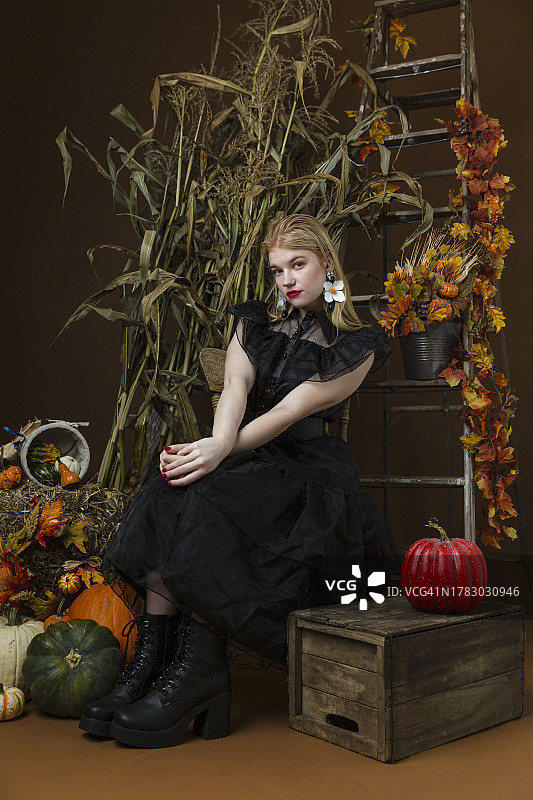 身穿黑色时装的女人图片素材