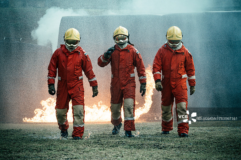 三名消防员准备灭火图片素材