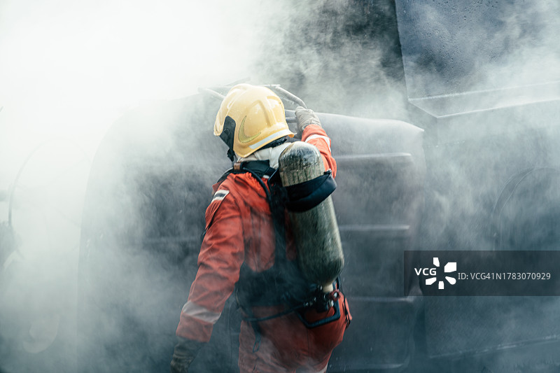 消防员准备紧急情况下的设备图片素材