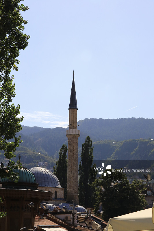 带圆顶和宣礼塔的清真寺建筑图片素材