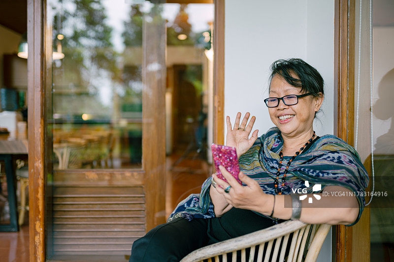 用手机进行视频通话的中年人图片素材