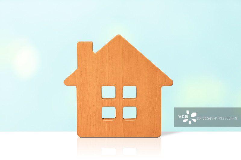 蓝色模糊背景上的木制房屋图标图片素材