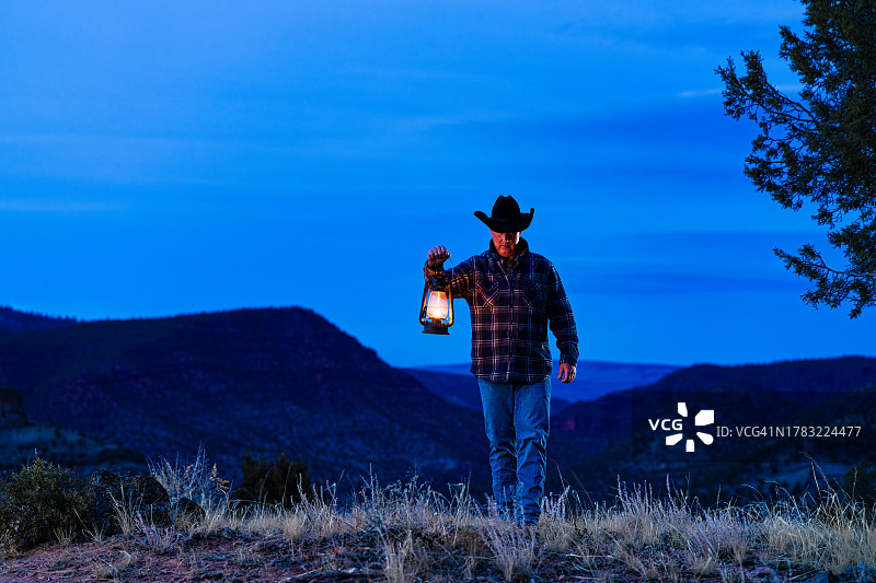 手提老式灯笼的牛仔牧场主图片素材