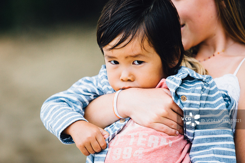 少女拥抱她的小学年龄的弟弟图片素材