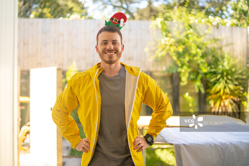 戴圣诞帽的快乐男人图片素材
