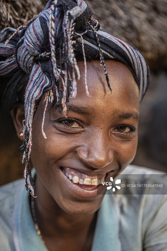 在非洲埃塞俄比亚孔索附近石头村庄里的一位年轻非洲女性的肖像图片素材