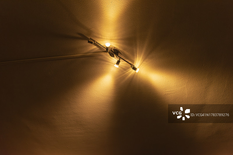 天花板上的三个LED灯图片素材