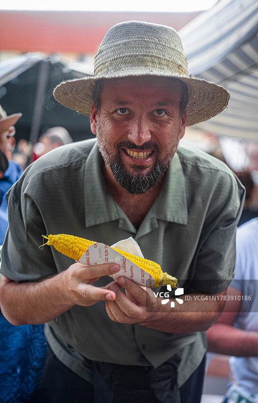拿着玉米的男人图片素材