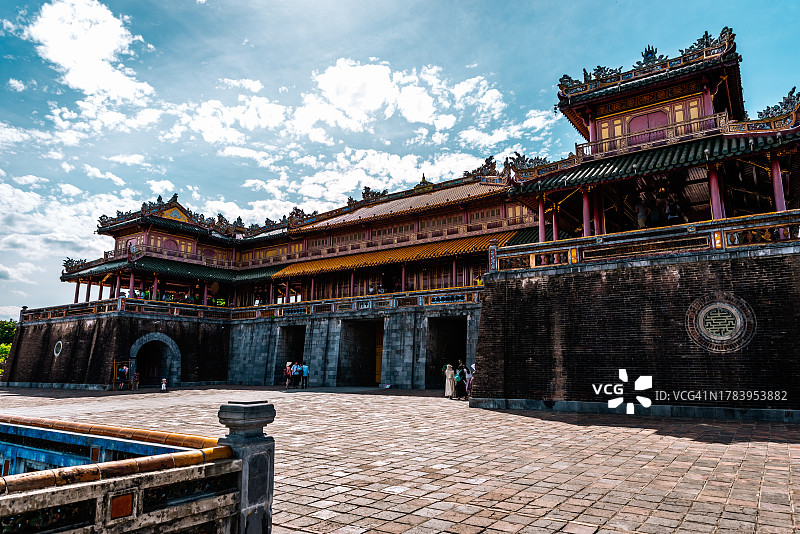 越南顺化古城内色彩缤纷的古老宫殿图片素材