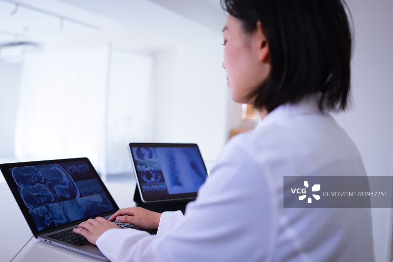 医生正在查看核磁共振成像屏幕图片素材