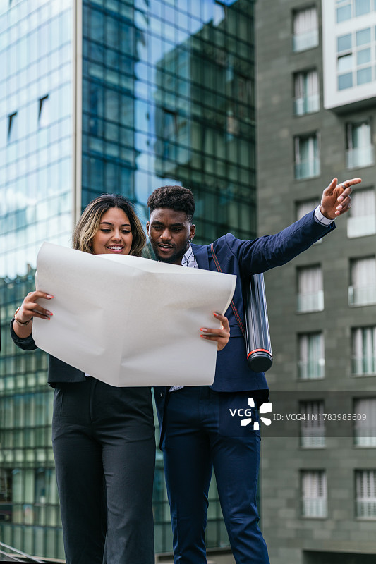 建筑师在办公楼外规划城市发展图片素材