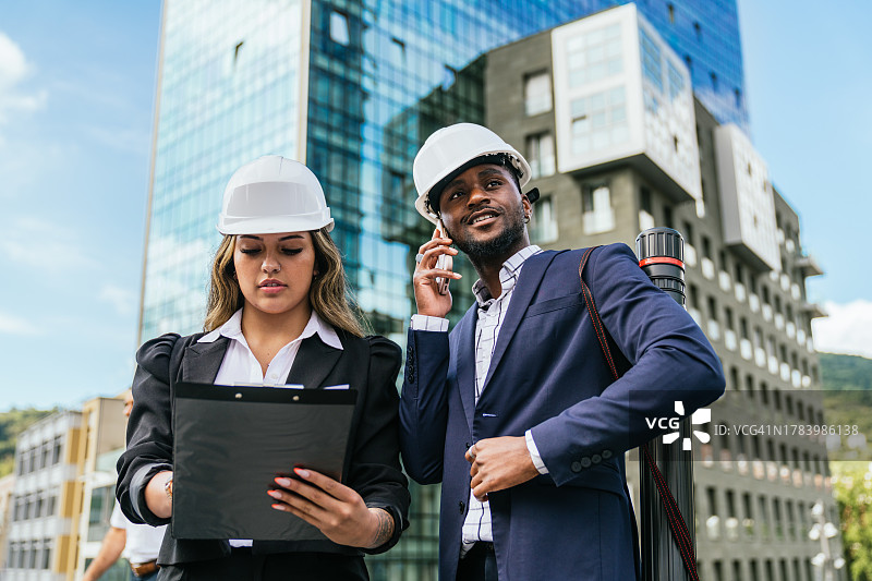 穿着建筑装备的专业非洲男人和拉丁女人图片素材