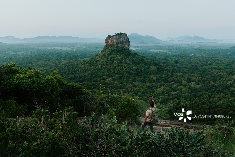 旅行者在斯里兰卡锡吉里耶狮子岩用手机拍照图片素材