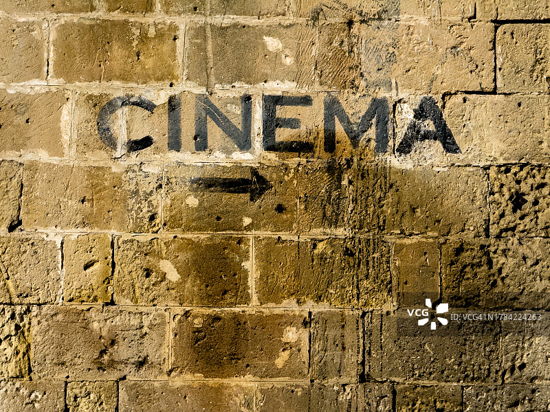 绘制在砖墙上的电影院标志图片素材