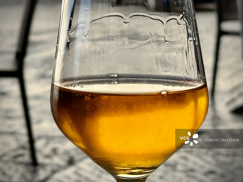 玻璃杯中的葡萄酒图片素材