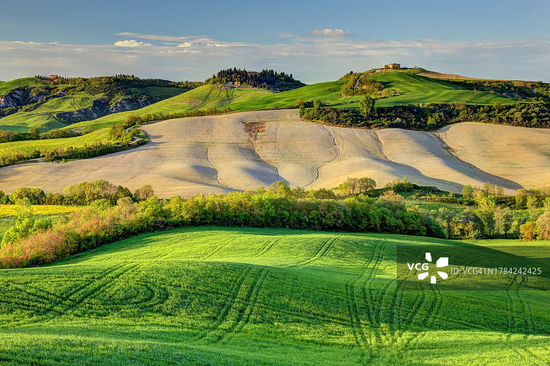 被耕地覆盖的山丘图片素材