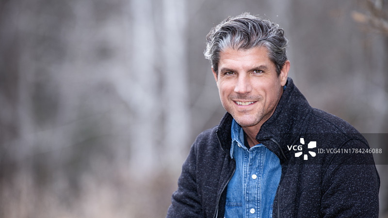 11月下午户外的男人图片素材