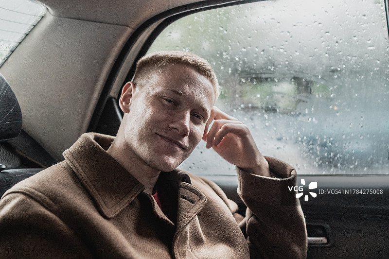 出租车里的年轻男人人像图片素材