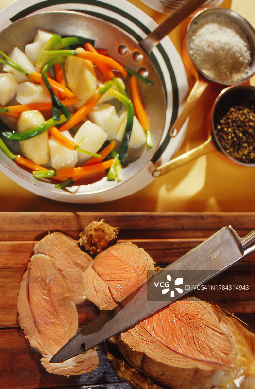 羊腿和法式牛肉蔬菜汤图片素材