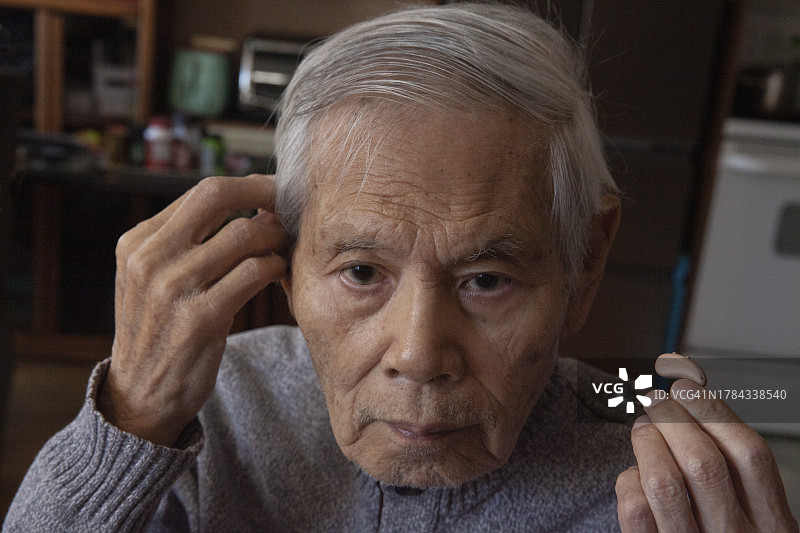 戴助听器的年长男人图片素材