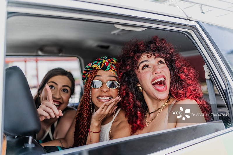 快乐的女性朋友在出租车里看风景图片素材