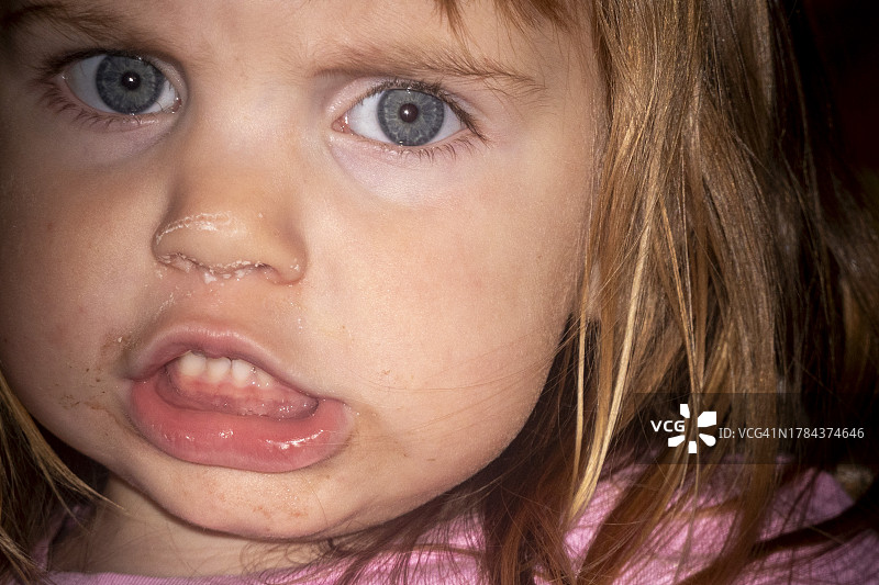 愤怒的幼儿图片素材