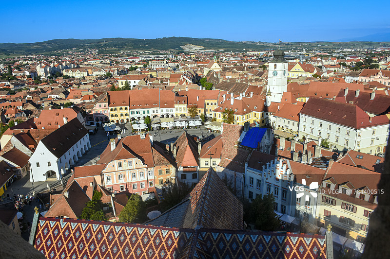 罗马尼亚锡比乌中世纪城镇的航拍城市景观，包含小广场和议会塔图片素材