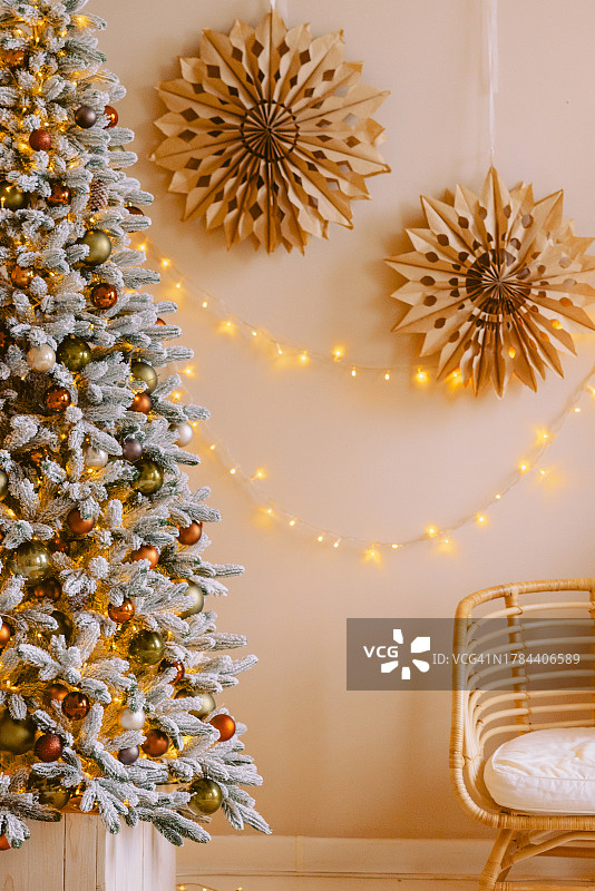装饰着金色球和花环的客厅圣诞树图片素材