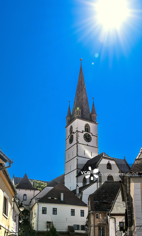 锡比乌的中世纪历史街区，锡比乌福音大教堂雄伟的钟楼，罗马尼亚特兰西瓦尼亚图片素材