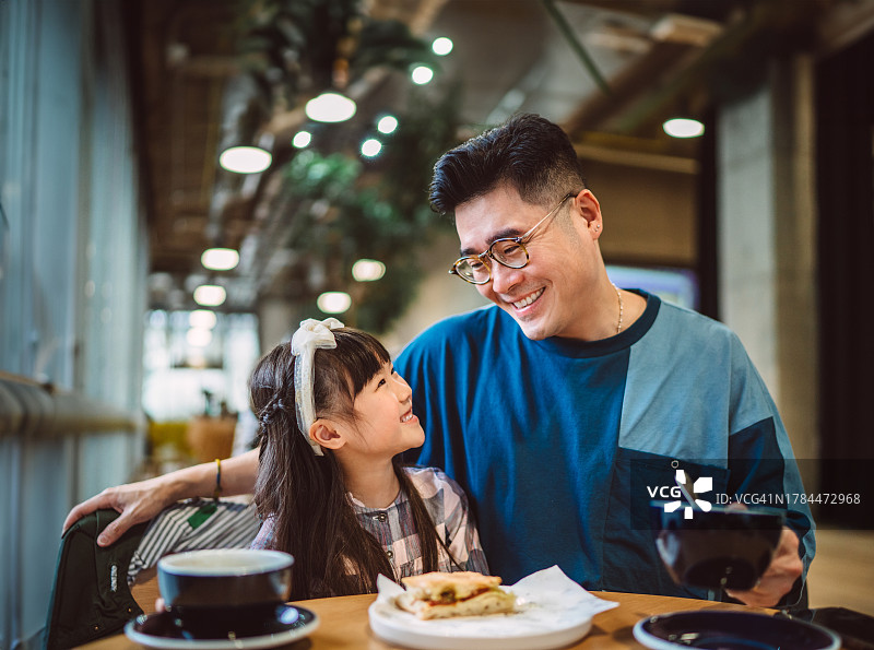 父女在餐厅用餐图片素材
