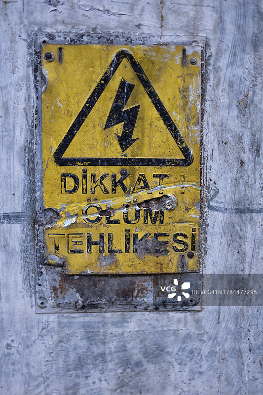 伊兹密尔风化的高压标志特写图片素材