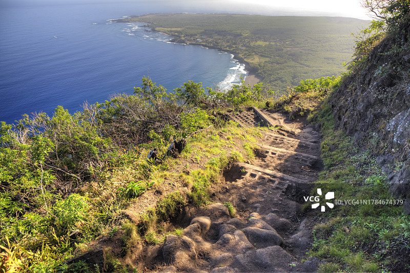 通往山坡下的阶梯图片素材
