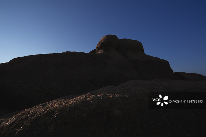 蔚蓝山峰图片素材