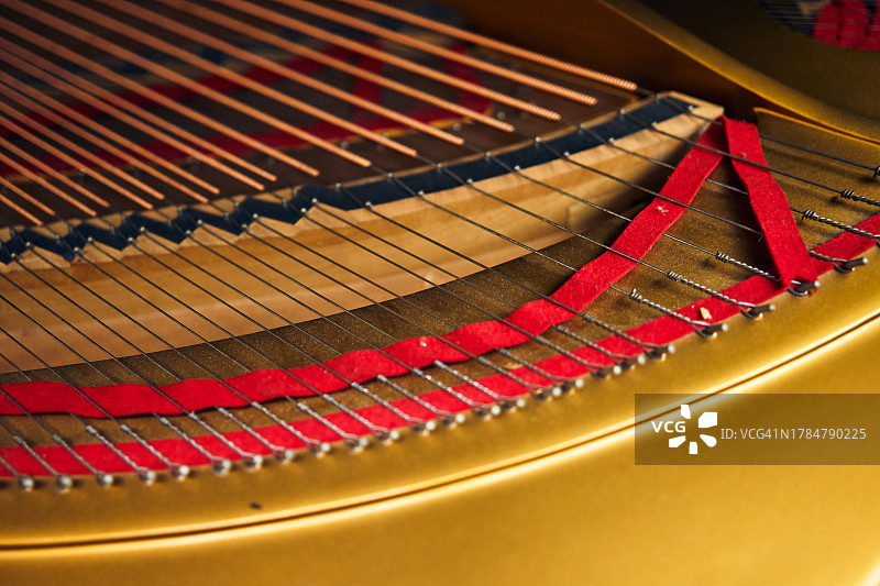 房间里复古木制钢琴的琴弦图片素材