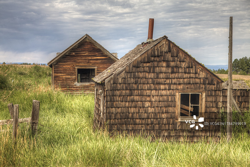 鬼城中废弃的木制棚屋图片素材