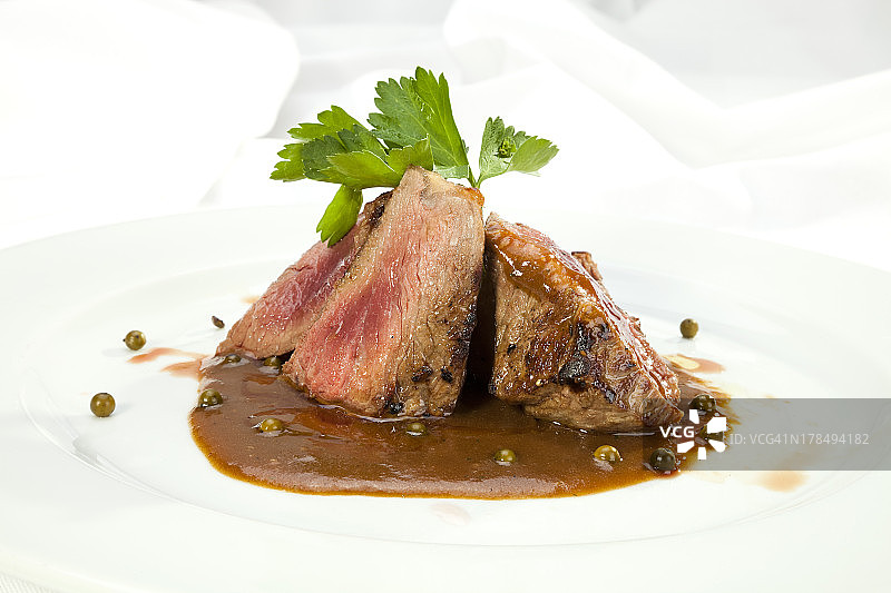 烤西冷牛排配胡椒酱图片素材