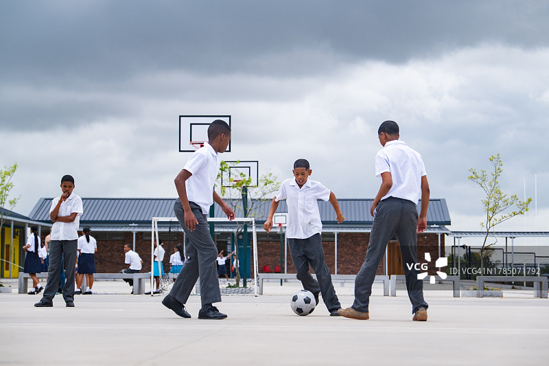 一群男生在校园里踢足球图片素材
