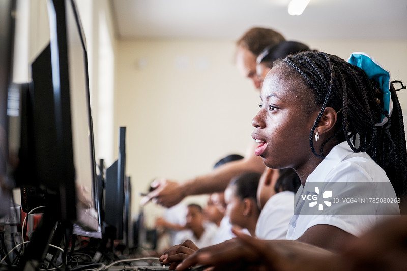 小学生在学校的电脑室里上课图片素材