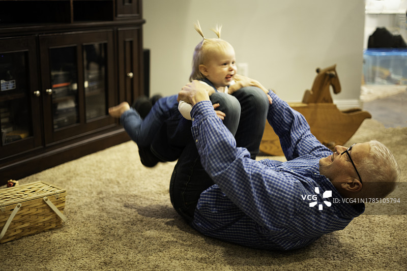 和爷爷的快乐时光图片素材