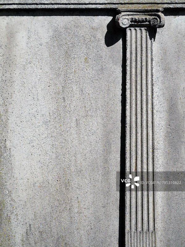 法国巴黎：雕刻希腊爱奥尼式石柱的风化石墙图片素材