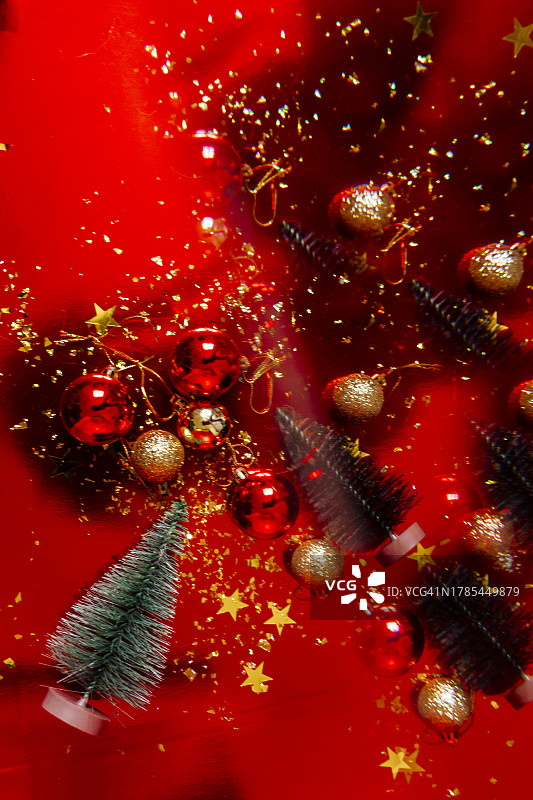 圣诞饰品和微型树的扁平杂乱摆放图片素材