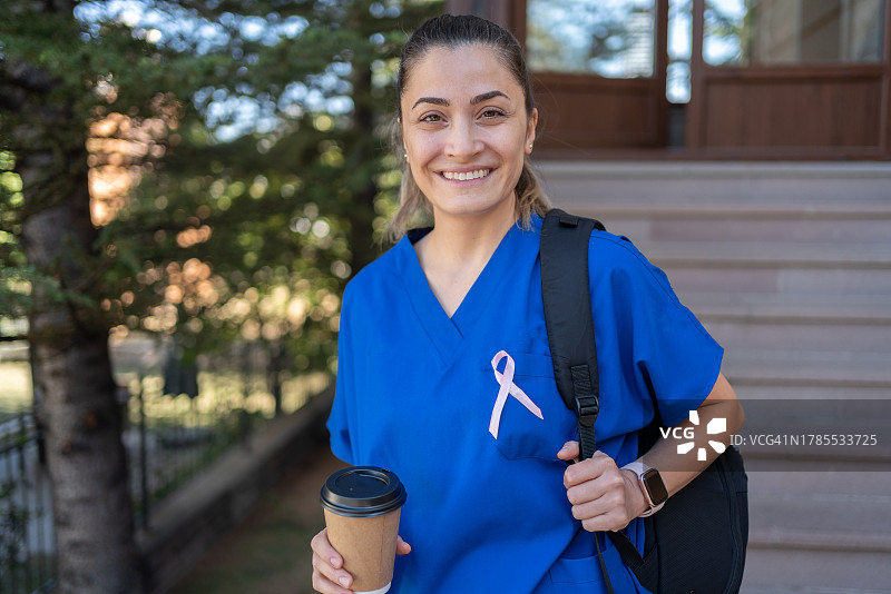 佩戴乳腺癌防治宣传丝带的医护人员图片素材
