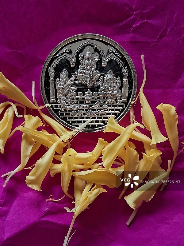 象头神/拉克希米女神/萨拉斯瓦蒂女神银币与万寿菊花图片素材