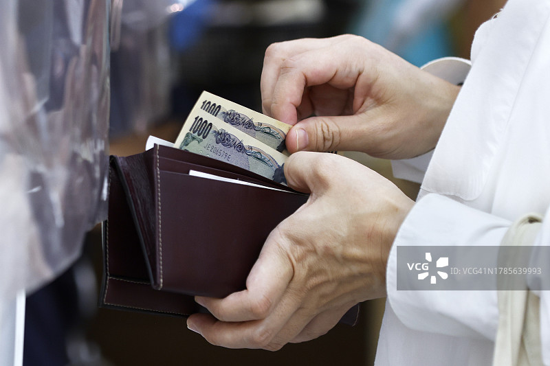 钱包里的日元纸币图片素材