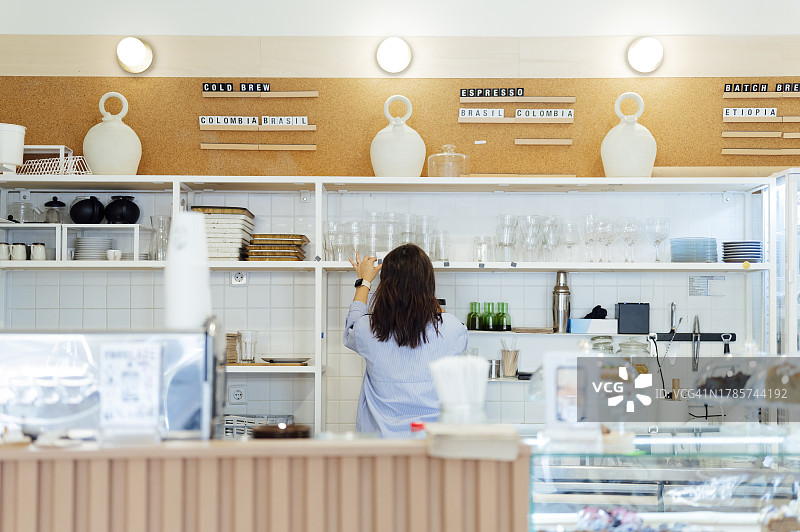 咖啡师在咖啡馆吧台背面图片素材