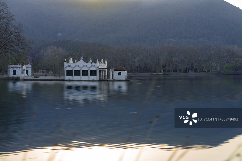 巴尼奥莱斯湖日落时的渔屋图片素材